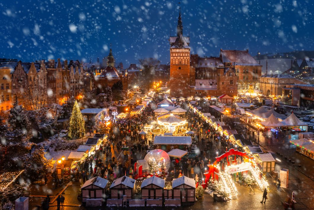 Marché de Noël de Gdańsk sous la neige