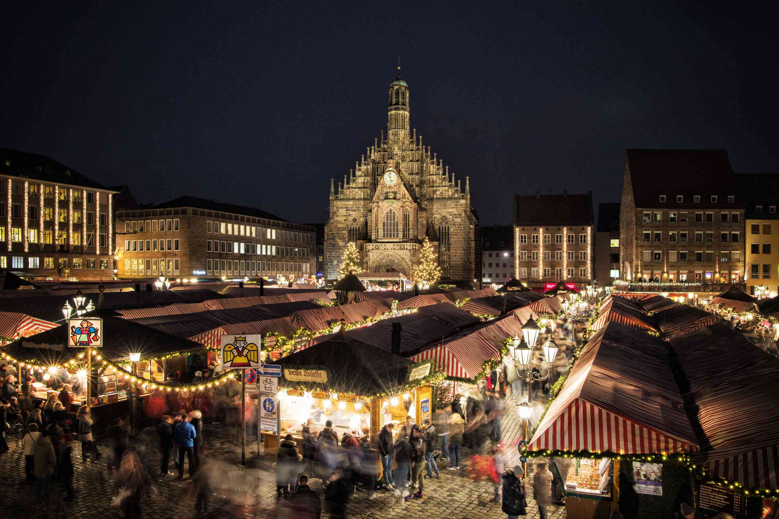 Nuremberg Christkindlesmarkt illuminé la nuit