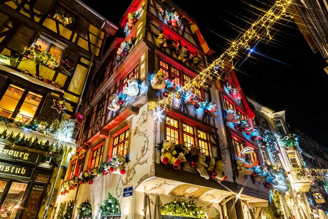 Marché de Noël de Strasbourg illuminé sur la place de la cathédrale