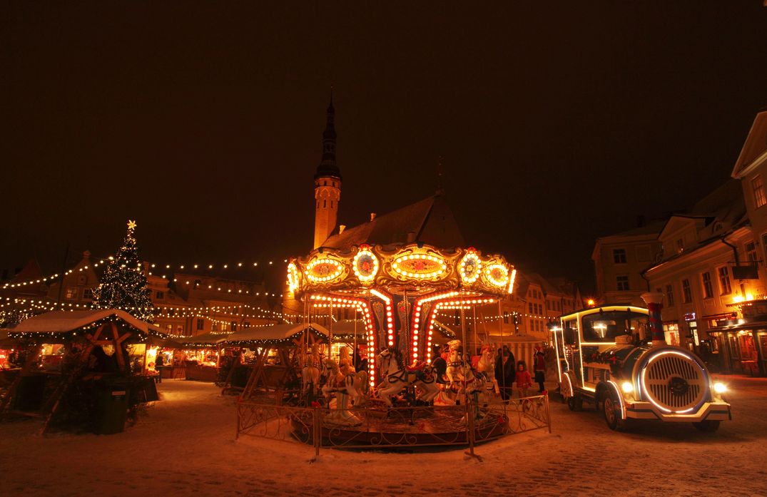 Marché de Noël de Tallinn sous la neige